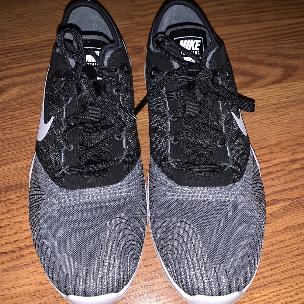 NEED GONE!! NWOT Nike shoes!